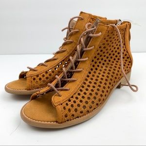 Musse & Cloud Aiden Perforated Lace up Sandals